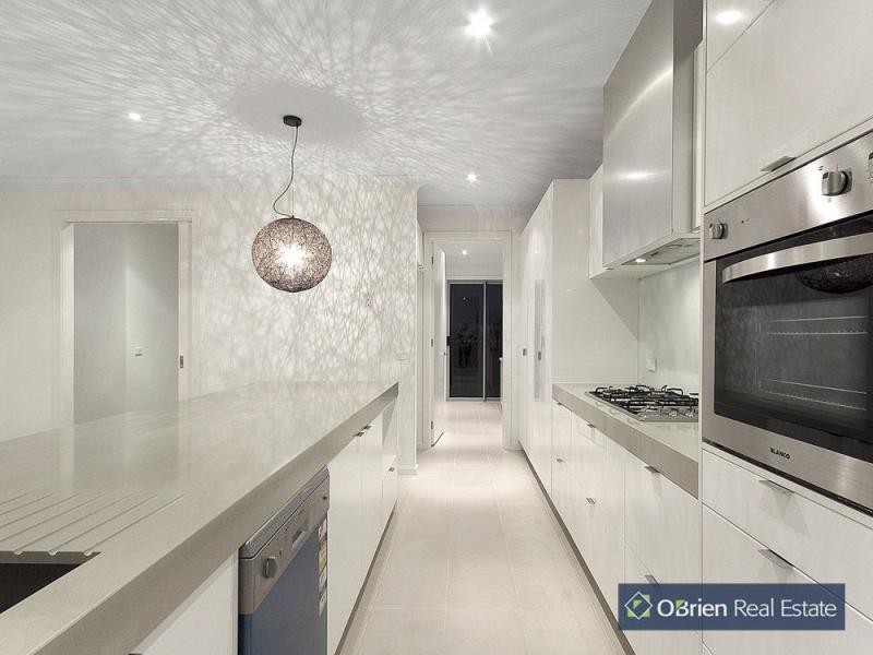 8 Kindred Avenue, Cranbourne North VIC 3977