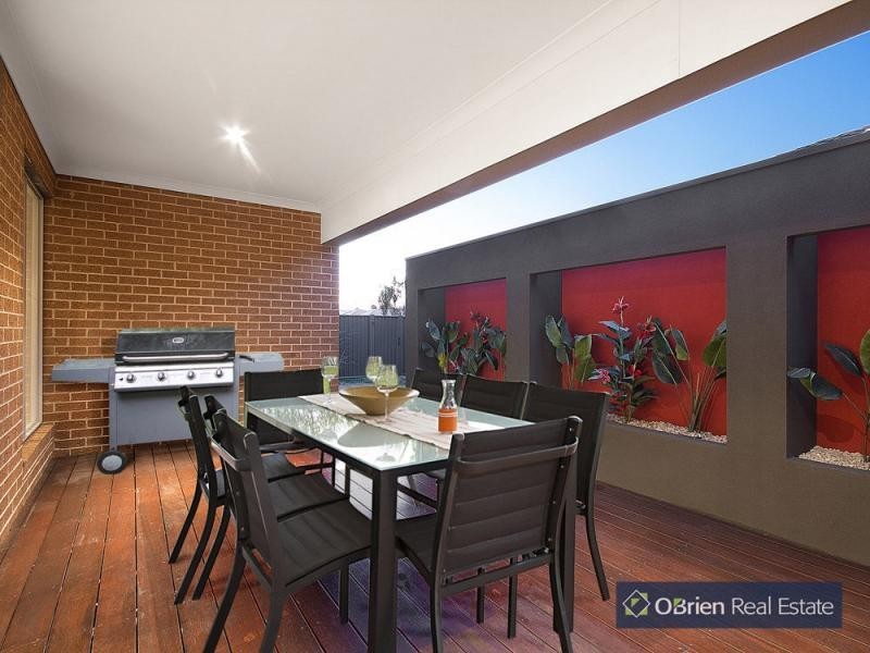 8 Kindred Avenue, Cranbourne North VIC 3977