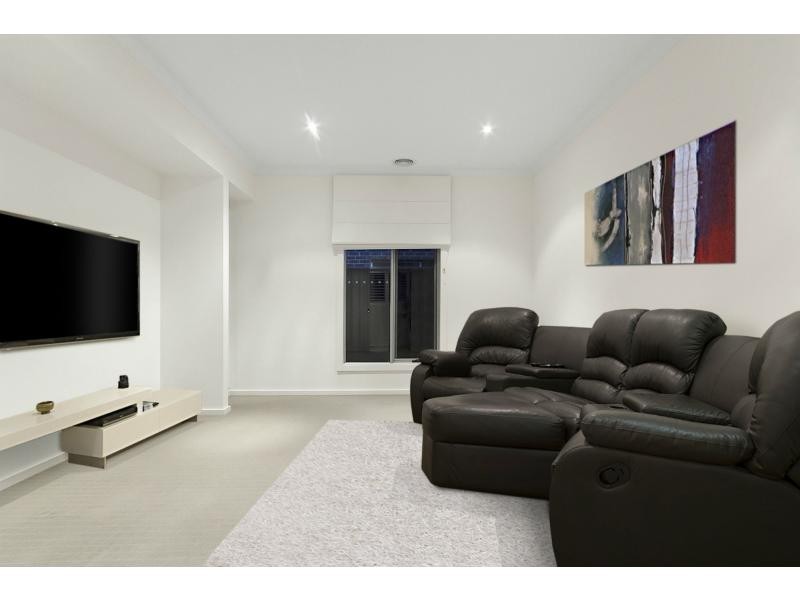 8 Kindred Avenue, Cranbourne North VIC 3977