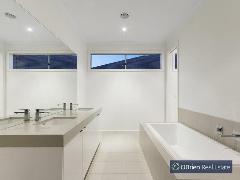 8 Kindred Avenue, Cranbourne North VIC 3977