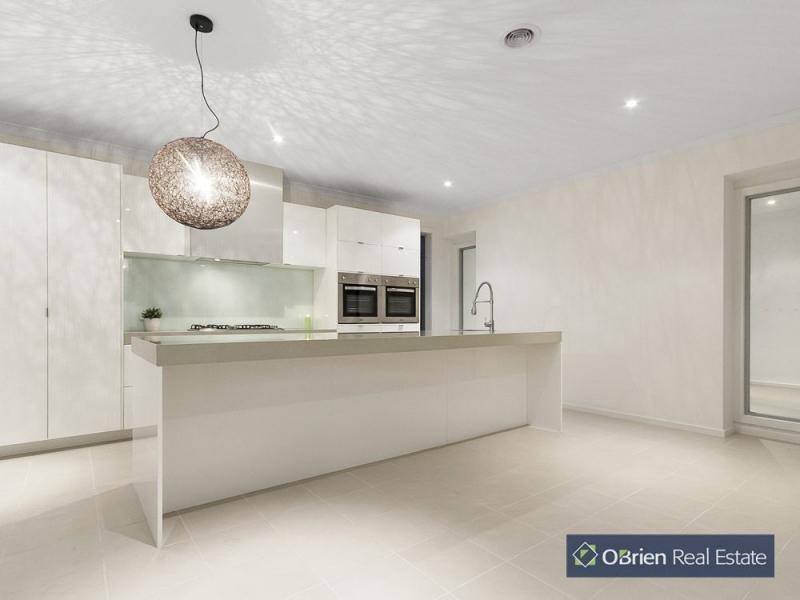 8 Kindred Avenue, Cranbourne North VIC 3977