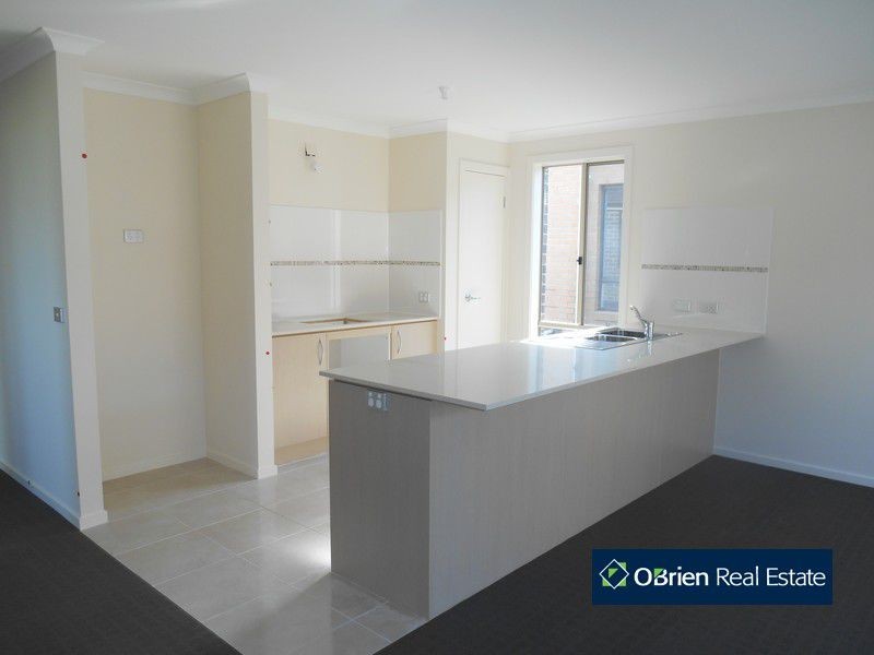 82 Wheelers Park Drive, Cranbourne North VIC 3977