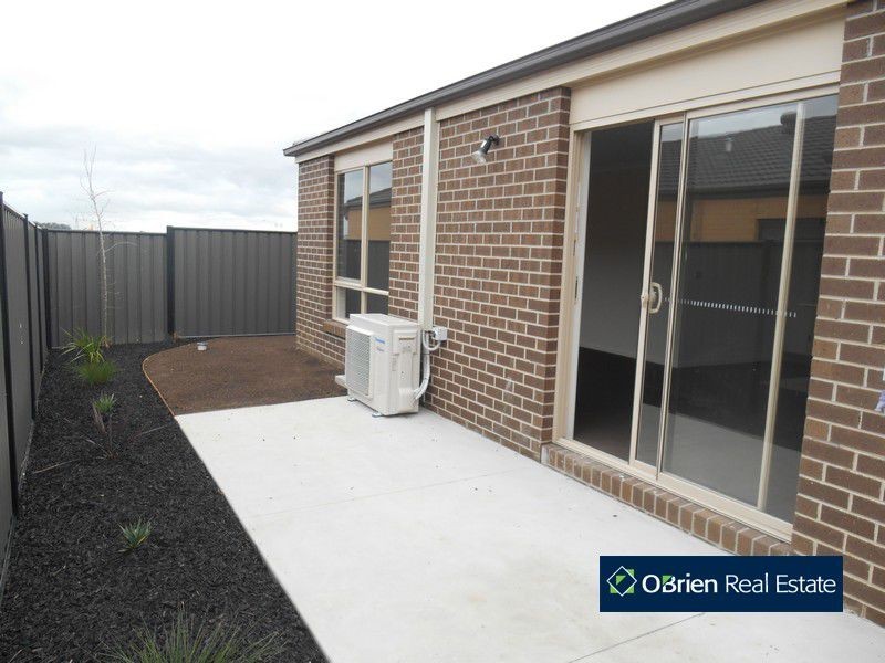 82 Wheelers Park Drive, Cranbourne North VIC 3977