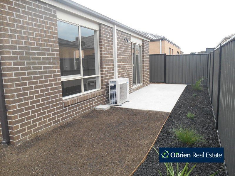 82 Wheelers Park Drive, Cranbourne North VIC 3977