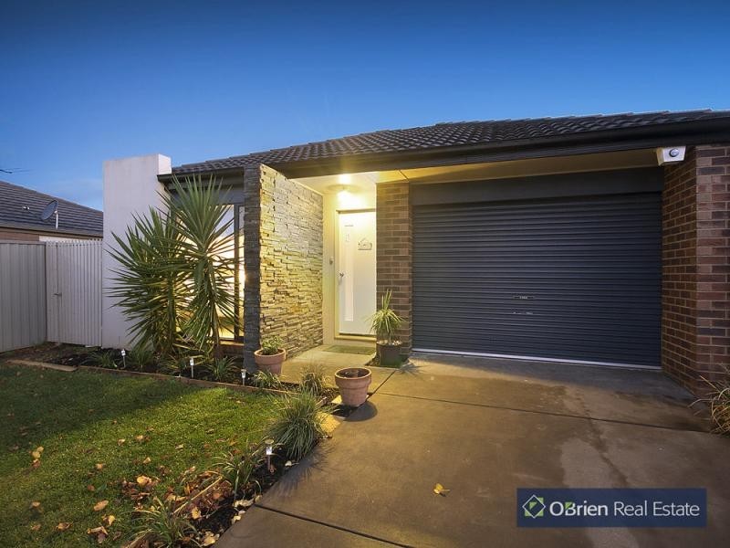 29 Mossman Drive, Cranbourne East VIC 3977