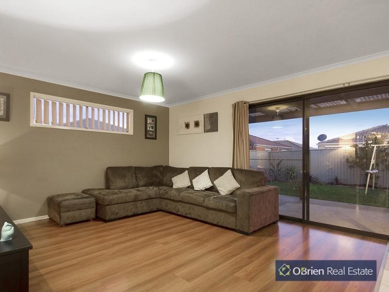 29 Mossman Drive, Cranbourne East VIC 3977