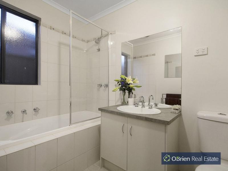 29 Mossman Drive, Cranbourne East VIC 3977