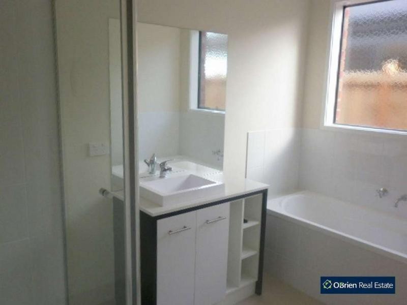 100 William Thwaites Boulevard, Cranbourne North VIC 3977