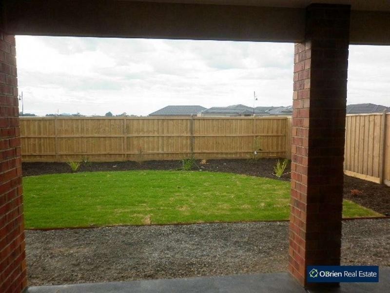 100 William Thwaites Boulevard, Cranbourne North VIC 3977