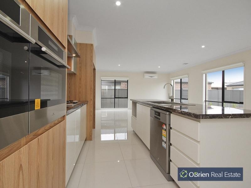 28 Pinebank Avenue, Cranbourne East VIC 3977