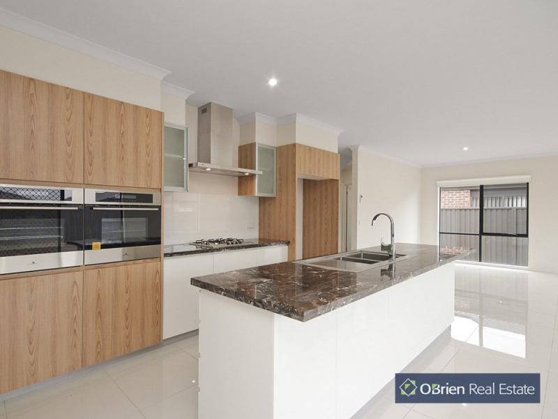 28 Pinebank Avenue, Cranbourne East VIC 3977