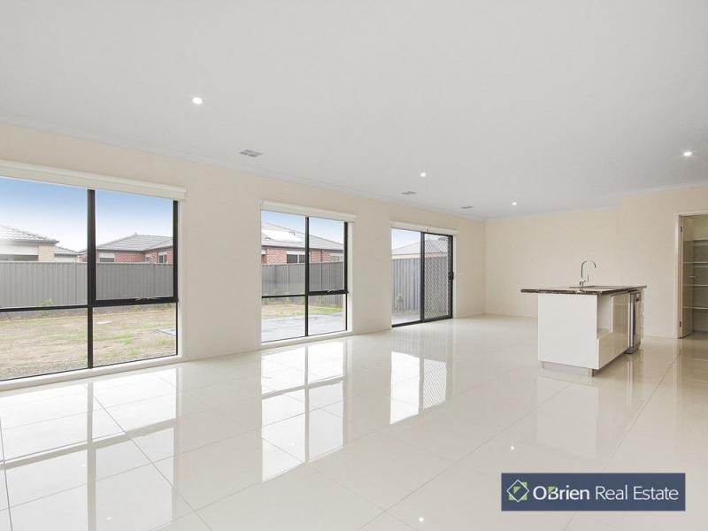 28 Pinebank Avenue, Cranbourne East VIC 3977