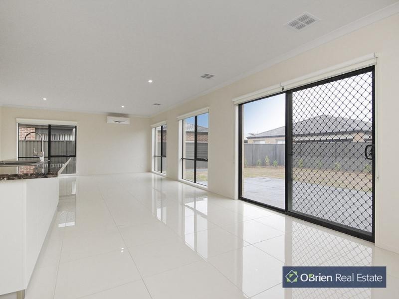 28 Pinebank Avenue, Cranbourne East VIC 3977