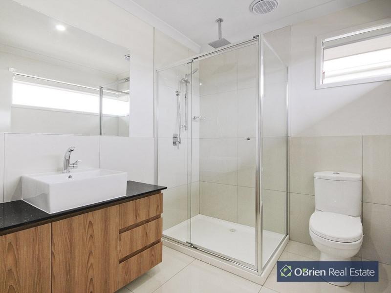 28 Pinebank Avenue, Cranbourne East VIC 3977