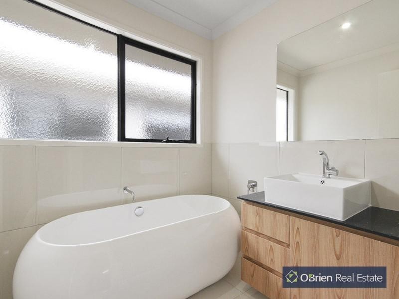 28 Pinebank Avenue, Cranbourne East VIC 3977