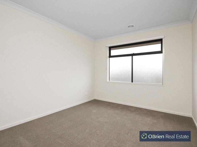 28 Pinebank Avenue, Cranbourne East VIC 3977