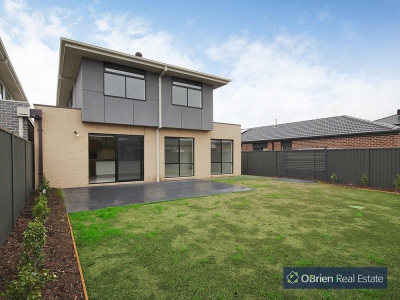 28 Pinebank Avenue, Cranbourne East VIC 3977
