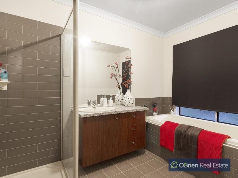 31 Melington Drive, Lyndhurst VIC 3975