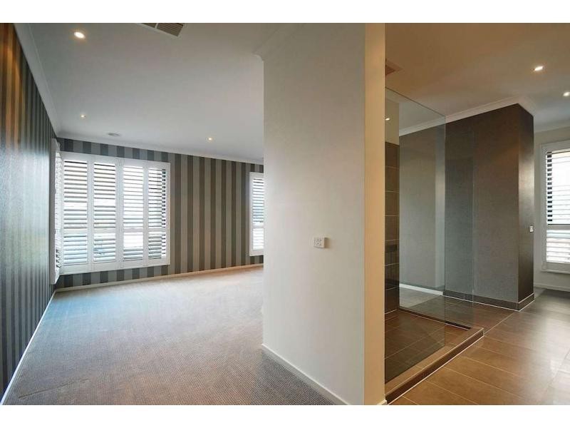 16 Mountainview Boulevard, Cranbourne North VIC 3977