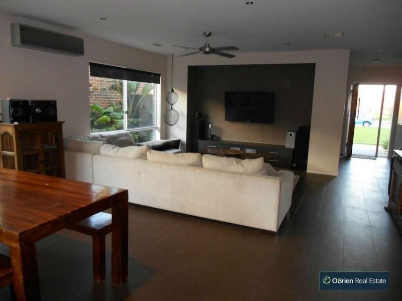 6 Meditate Lane, Cranbourne North VIC 3977