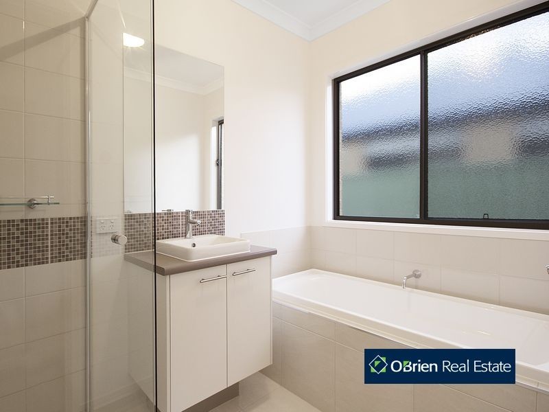 13 Ivy Leaf Road, Pakenham VIC 3810