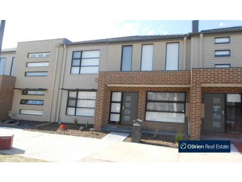 18 Stonebridge Lane, Pakenham VIC 3810