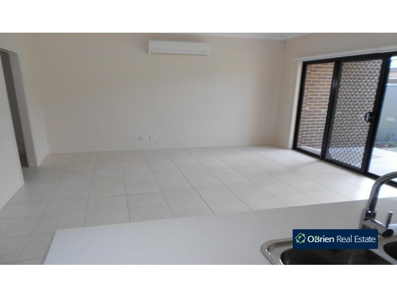 18 Stonebridge Lane, Pakenham VIC 3810