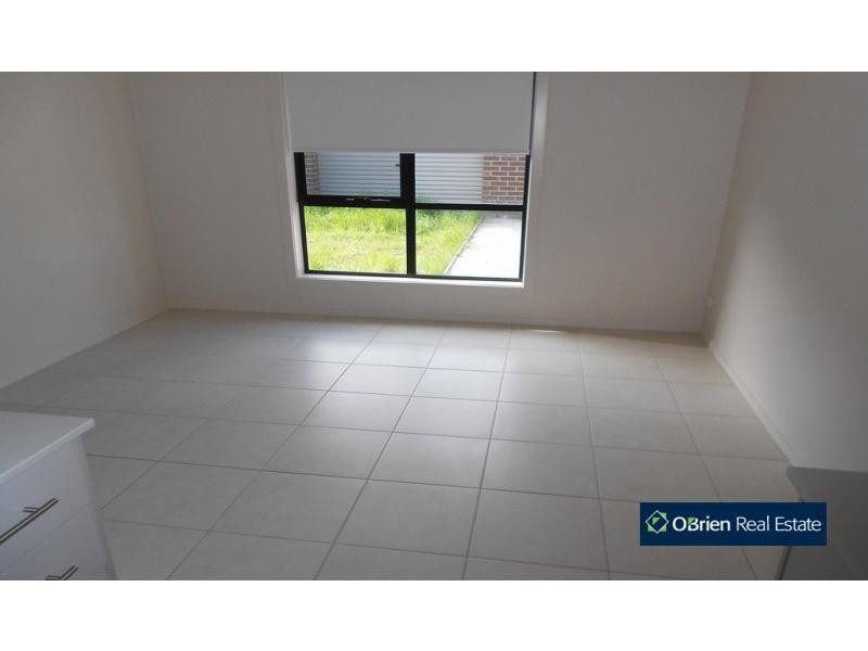 18 Stonebridge Lane, Pakenham VIC 3810