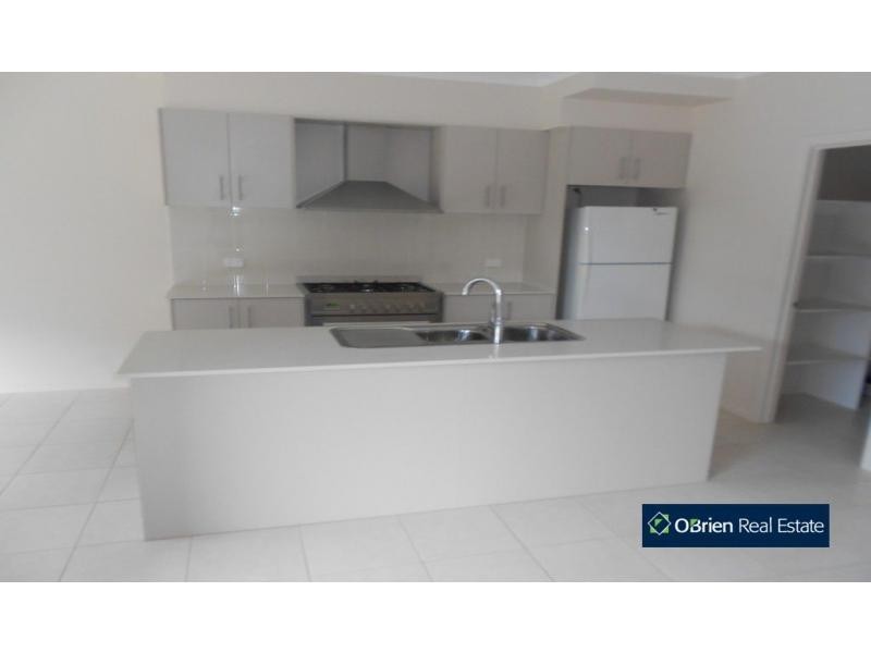 18 Stonebridge Lane, Pakenham VIC 3810