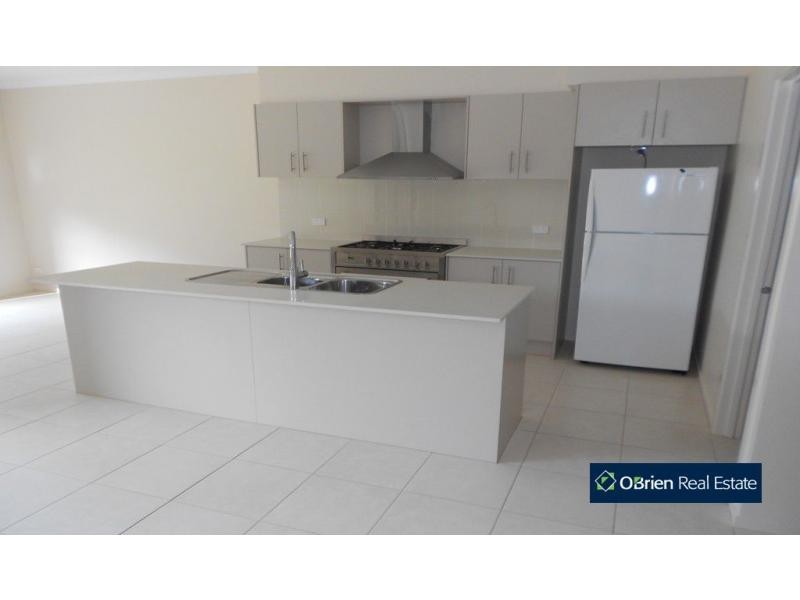 18 Stonebridge Lane, Pakenham VIC 3810