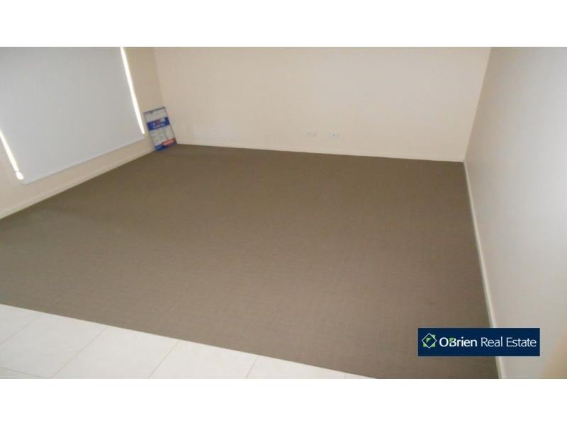 18 Stonebridge Lane, Pakenham VIC 3810