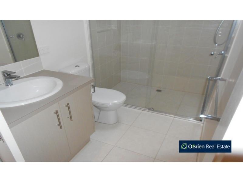 18 Stonebridge Lane, Pakenham VIC 3810