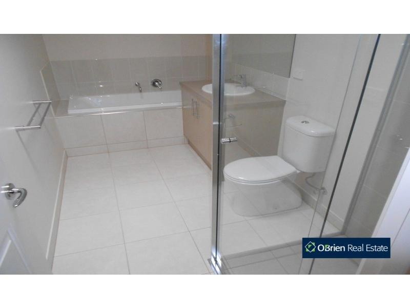 18 Stonebridge Lane, Pakenham VIC 3810