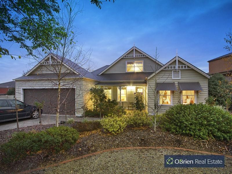 33 Hillgrove Crescent, Berwick VIC 3806