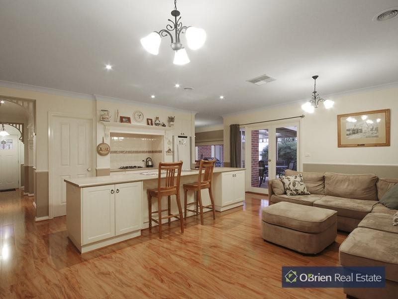 33 Hillgrove Crescent, Berwick VIC 3806