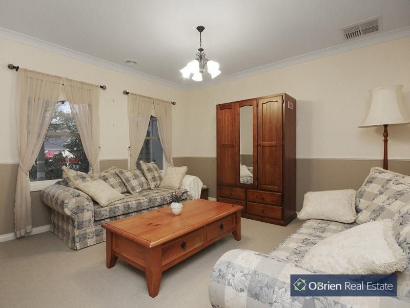 33 Hillgrove Crescent, Berwick VIC 3806