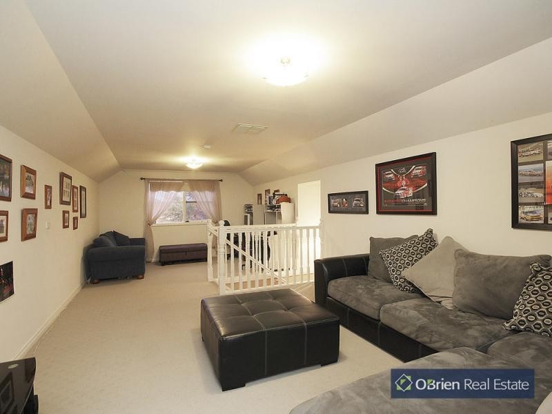 33 Hillgrove Crescent, Berwick VIC 3806