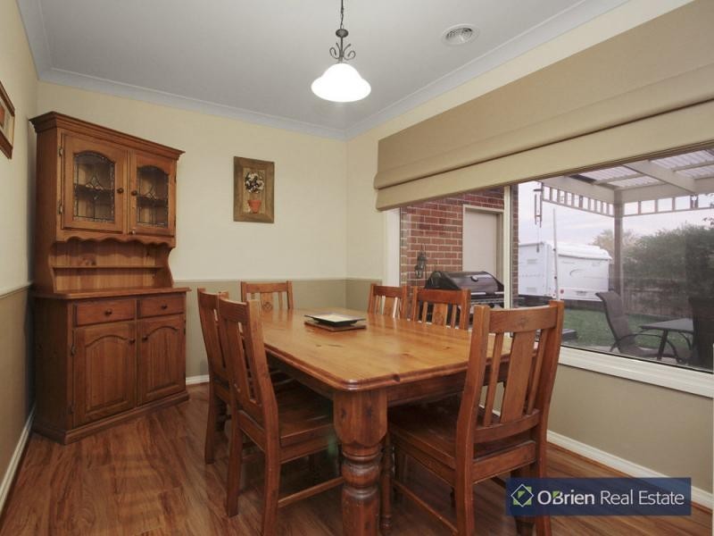 33 Hillgrove Crescent, Berwick VIC 3806