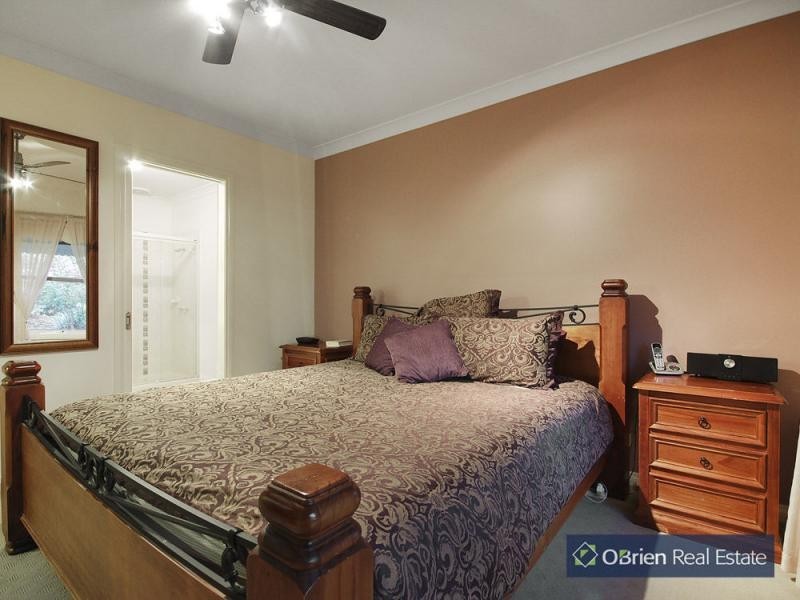 33 Hillgrove Crescent, Berwick VIC 3806