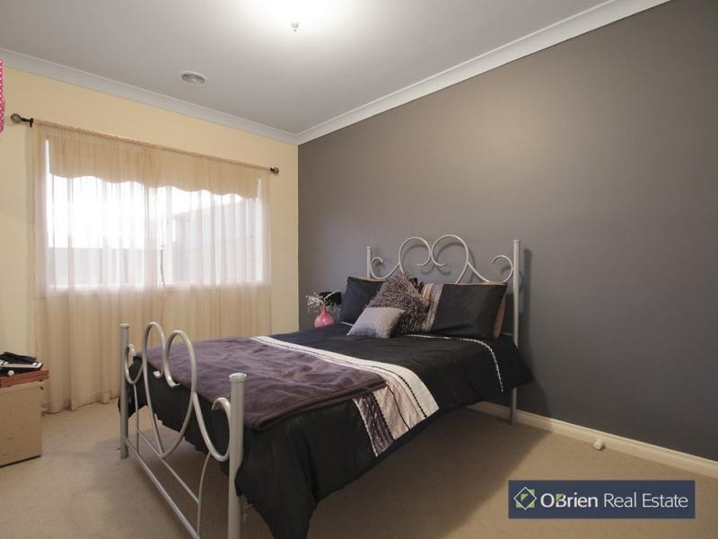33 Hillgrove Crescent, Berwick VIC 3806