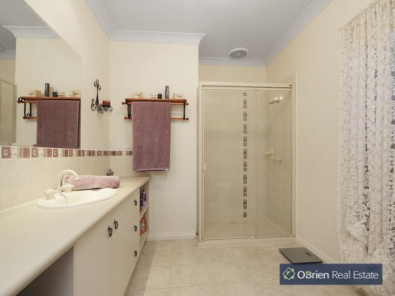 33 Hillgrove Crescent, Berwick VIC 3806