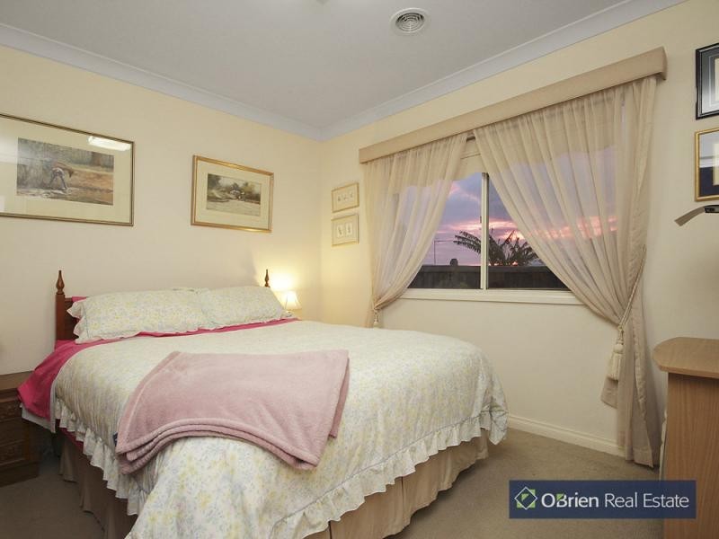 33 Hillgrove Crescent, Berwick VIC 3806