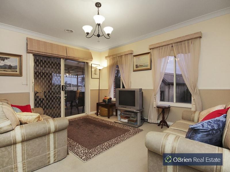 33 Hillgrove Crescent, Berwick VIC 3806