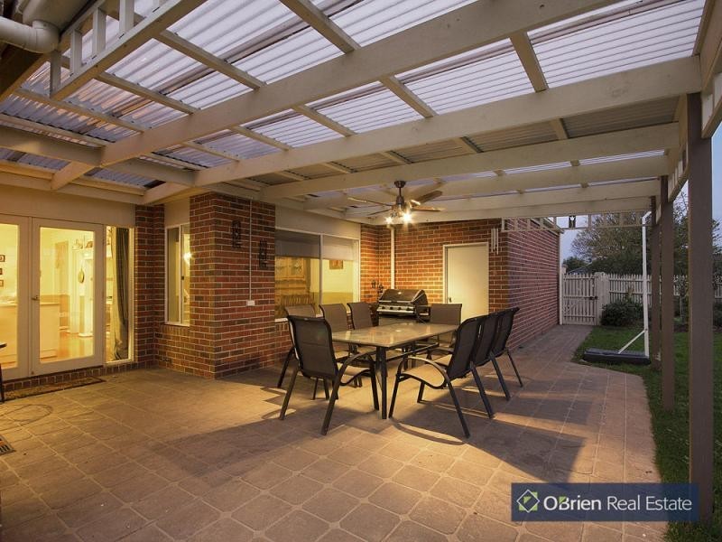 33 Hillgrove Crescent, Berwick VIC 3806