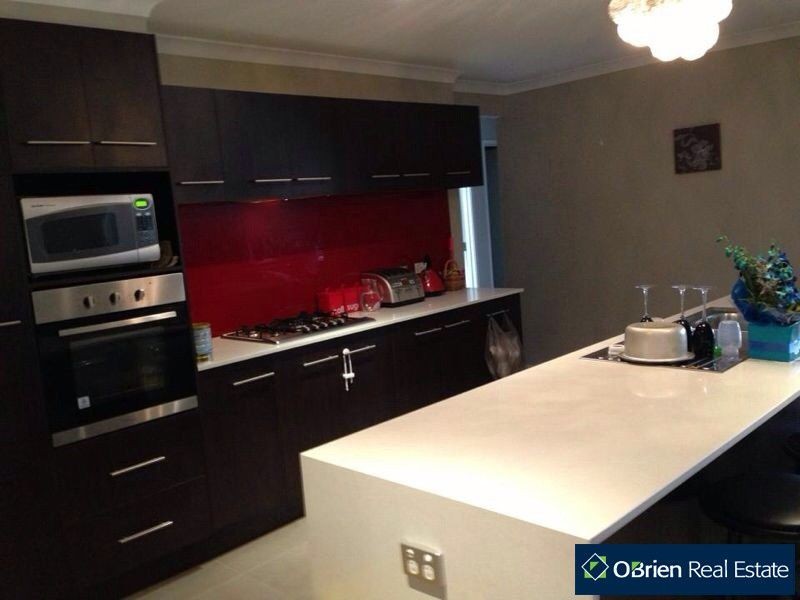 11 Beauchamp Way, Cranbourne East VIC 3977
