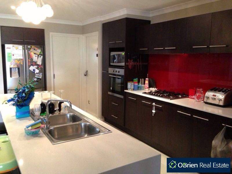 11 Beauchamp Way, Cranbourne East VIC 3977