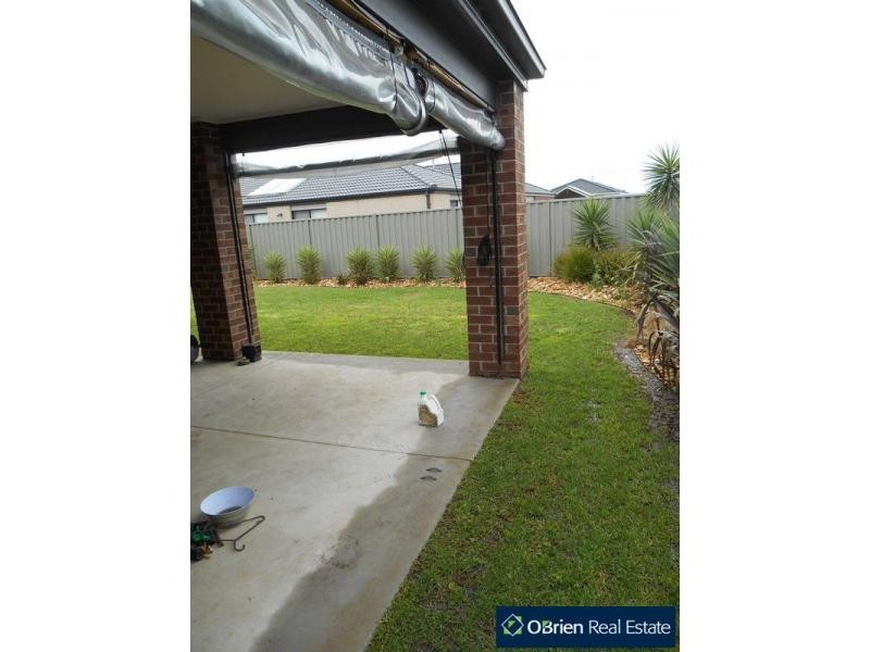11 Beauchamp Way, Cranbourne East VIC 3977