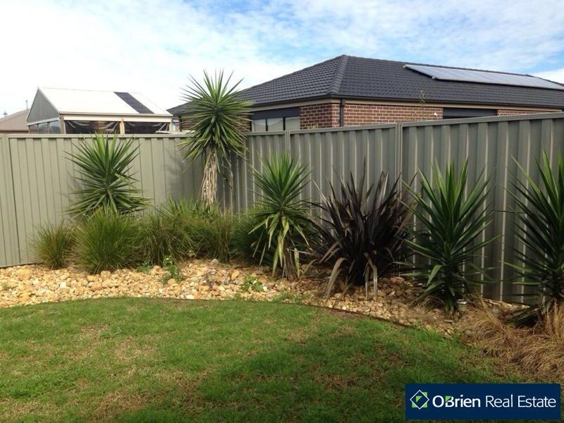 11 Beauchamp Way, Cranbourne East VIC 3977