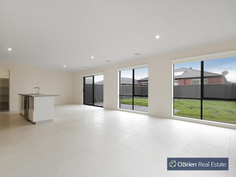 26 Pinebank Street, Cranbourne East VIC 3977