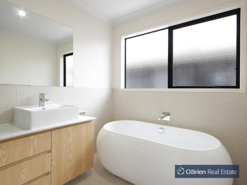 26 Pinebank Street, Cranbourne East VIC 3977